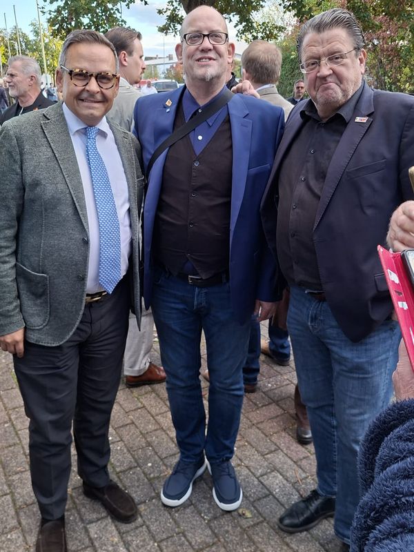 Gerald Grosz, Fredi Guzik und Stephan Brandner vor der Altenstadthalle