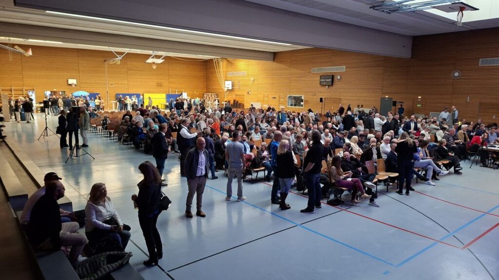 Blick in die vollbesetzte Altenstadthalle beim Demokratiefest