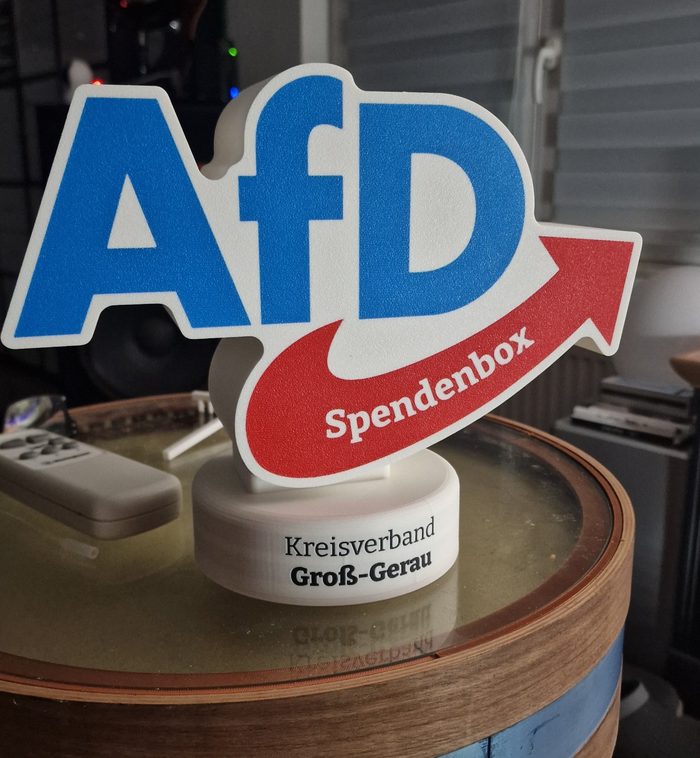 Spendenbox in Form des AfD-Logos mit der Aufschrift Spendenbox und Sockel Kreisverband Groß-Gerau